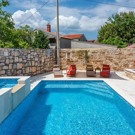 Family Friendly House With A Swimming Pool - 26951 Marčana