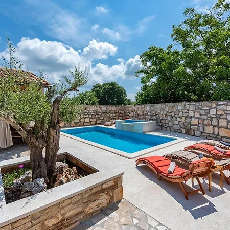 Family Friendly House With A Swimming Pool - 26951