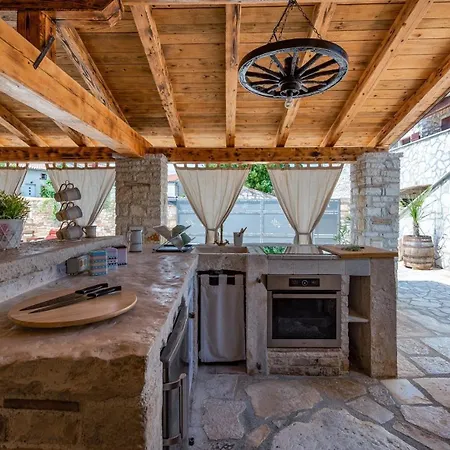 Vila Family Friendly House With A Swimming Pool - 26951