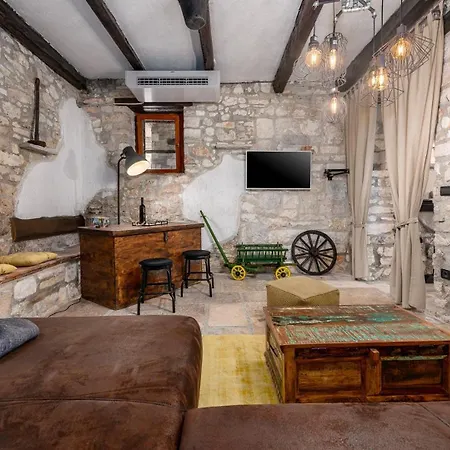 Family Friendly House With A Swimming Pool - 26951